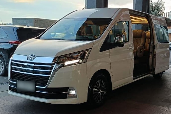 sewa-mobil-hiace-luxury